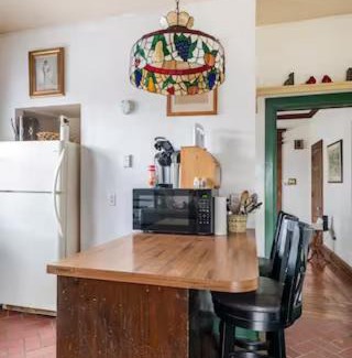 York Casa | Blackjack's Bungalow King Queen WD Full Kitchen Wifi Desk