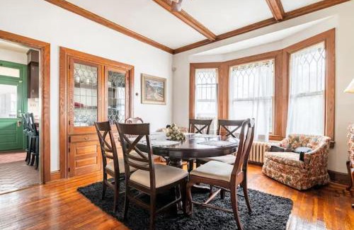 York Casa | Blackjack's Bungalow King Queen WD Full Kitchen Wifi Desk