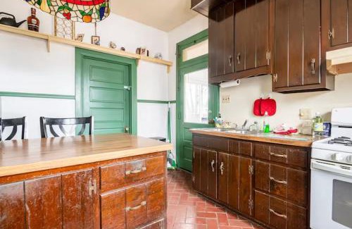 York Casa | Blackjack's Bungalow King Queen WD Full Kitchen Wifi Desk