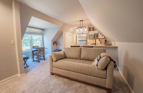 Niles Casa | Blacksmith Lodge: Elegance & Charm on The Morris Estate Niles, Michigan