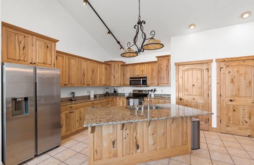 Somers Cabina | Blacktail Retreat | Close to Skiing & Glacier Park