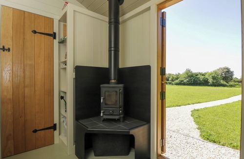 South Leigh Cabaña | BLACKTHORN, with pool in Witney