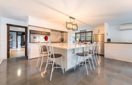Woodbury Casa | Blackwoods Old Country Home 5 Bedroom Home by RedAwning