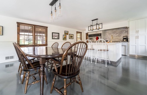Woodbury Casa | Blackwoods Old Country Home 5 Bedroom Home by RedAwning