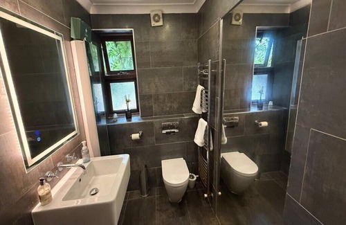 Blaenavon Cama Y Desayuno | Blaenavon | UNESCO Countryside Wellness Escape | Pool, Sauna, Ice Bath
