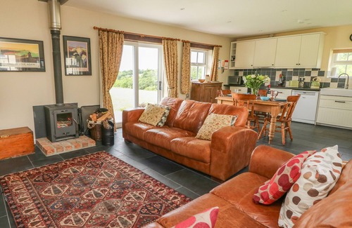 Carmarthen Cabaña | BLAENFFYNNON BACH, pet friendly, country holiday cottage in Crymych