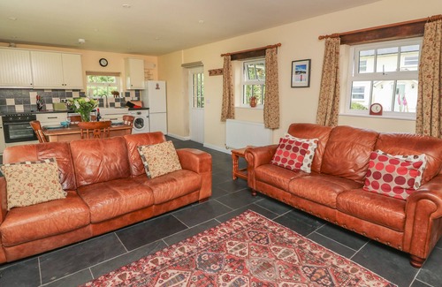 Carmarthen Cabaña | BLAENFFYNNON BACH, pet friendly, country holiday cottage in Crymych