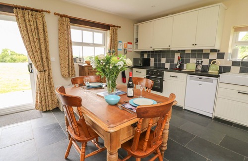 Carmarthen Cabaña | BLAENFFYNNON BACH, pet friendly, country holiday cottage in Crymych