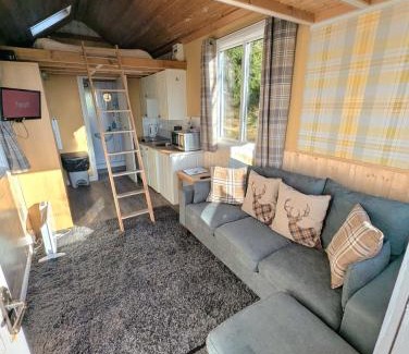 Kelty Cabina | Blair Tiny House with Private Hot Tub - Fife - Loch Leven - Lomond Hills