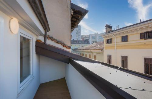 Barriera Vecchia-San Giacomo Apartamento | Blake, attico centrale con parcheggio a Trieste