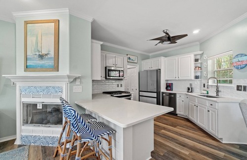 Avalon Beach Estates Casa | Blanc Bao with Tennis and Large Pool