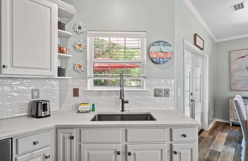 Avalon Beach Estates Casa | Blanc Bao with Tennis and Large Pool