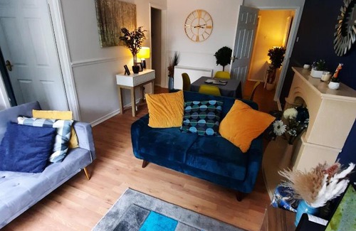 Birmingham Apartamento | Blenheim Way is a beautiful apartment in a quiet location yet minutes from major attractions Sleeps 6