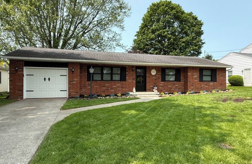 Norwalk Casa | 3 BR/2 BA house in charming Norwalk King Master w/Ensuite/Washer & Dryer/DW