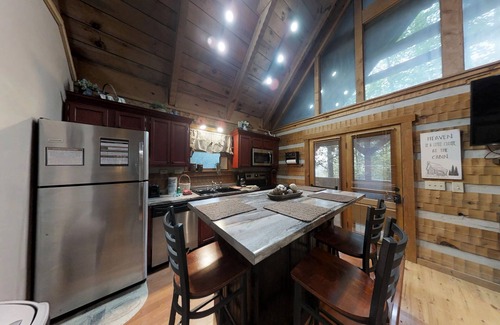 Townsend Cabina | Blessed Nest 1 Bedroom Cabin by RedAwning