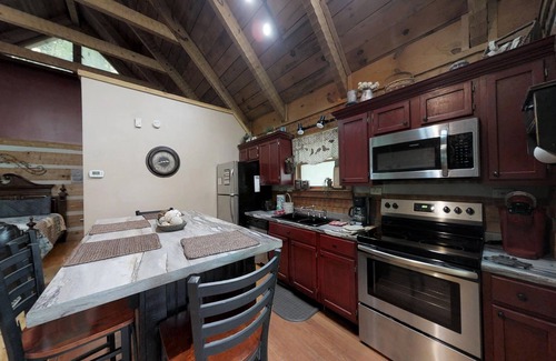 Townsend Cabina | Blessed Nest 1 Bedroom Cabin by RedAwning