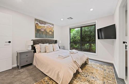 Orange Casa | Bligh St Bliss - Ideal for Families, Mountain Views