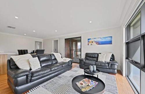 Orange Casa | Bligh St Bliss - Ideal for Families, Mountain Views