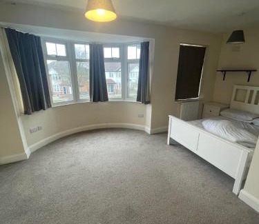 Potters Bar Casa | Bling Paradise
