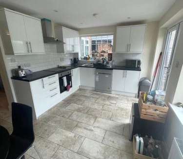 Potters Bar Casa | Bling Paradise