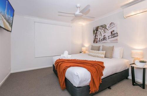 Broadbeach Waters Casa | Bliss At Broadbeach - Large canal facing property