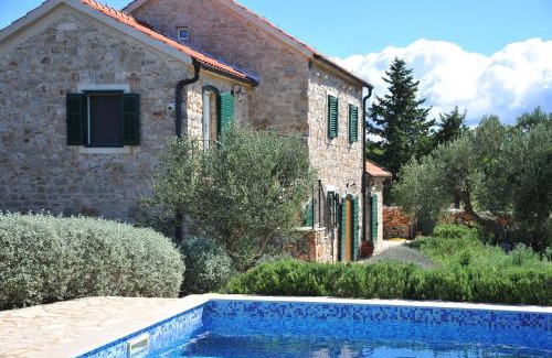 Gdinj Villa | Bliss Stone House in Hvar with private padel court