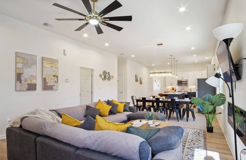 Downtown San Antonio Cabaña | Blissful 5br/3ba Haven Near Riverwalk & Downtown!