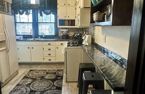 New Albany Casa | Blissful Bungalow on National Historic St in New Albany, 1 mile from Ohio River
