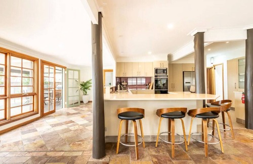 Lake Munmorah Cabina | Blissful Lakefront Pool & Oasis
