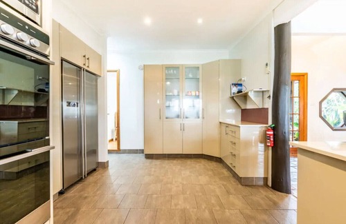 Lake Munmorah Cabina | Blissful Lakefront Pool & Oasis