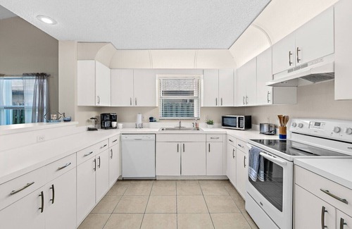 Indialantic Casa | Blissful Townhome - HEATED POOL - Walk to the Beach - Dog Friendly