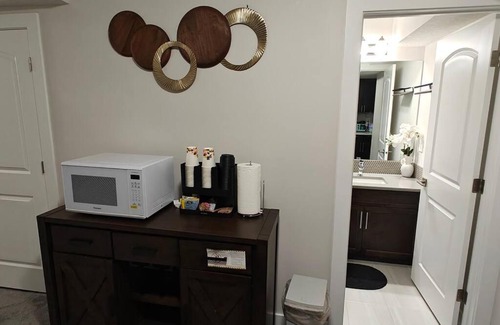 Airdrie Apartamento | BlissfulAbode Basement Suite