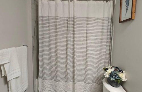 Airdrie Apartamento | BlissfulAbode Basement Suite