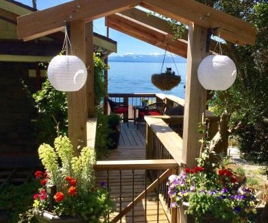 Powell River Casa | Blitz Beach House Oceanside Suite
