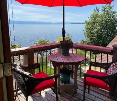 Powell River Casa | Blitz Beach House Oceanside Suite