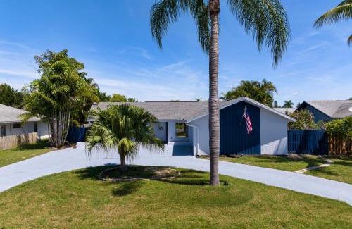 Bradenton Casa | Bloom Lagoon! Tropical home with heated pool and grill! Pet Friendly!