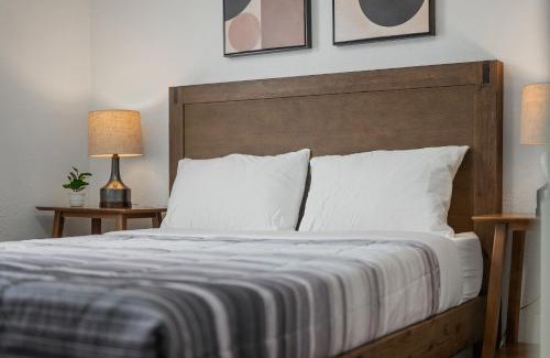 Pittsburgh Casa | Bloomfield Pittsburgh F Stylish Cozy Private Bedroom, Shared Bathroom, with Free Parking