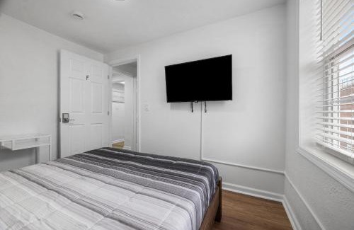 Pittsburgh Casa | Bloomfield Pittsburgh F Stylish Cozy Private Bedroom, Shared Bathroom, with Free Parking