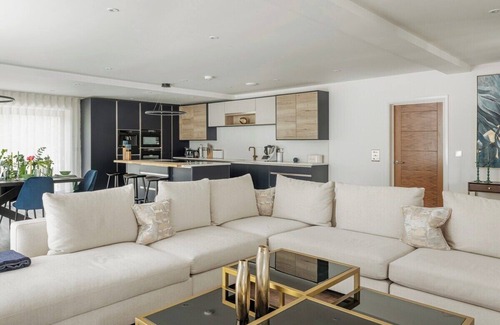 Holcombe Casa | Blooms House - Cookswood