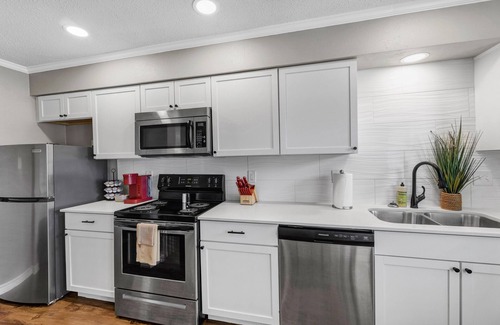 Downtown Apartamento | Blossom: Ground Floor, Comfy King Bed