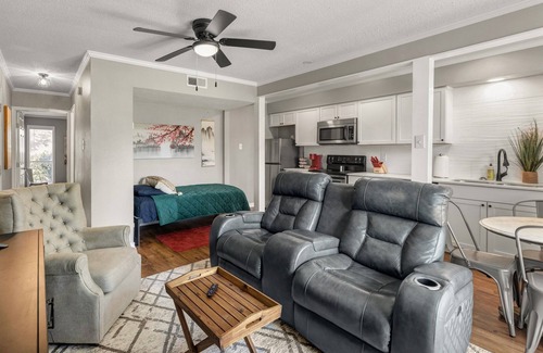 Downtown Apartamento | Blossom: Ground Floor, Comfy King Bed