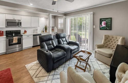 Downtown Apartamento | Blossom: Ground Floor, Comfy King Bed