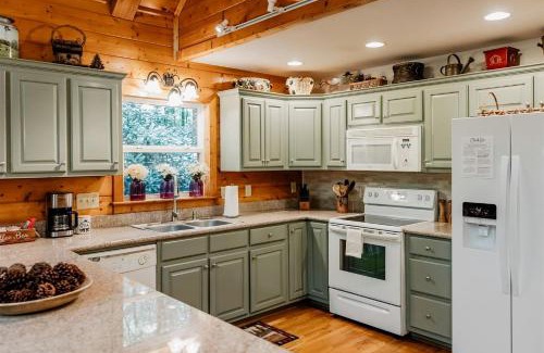 Blowing Rock Casa | Blowing Rock Getaway: Pet-Friendly Cabin for a Peaceful Mountain Retreat