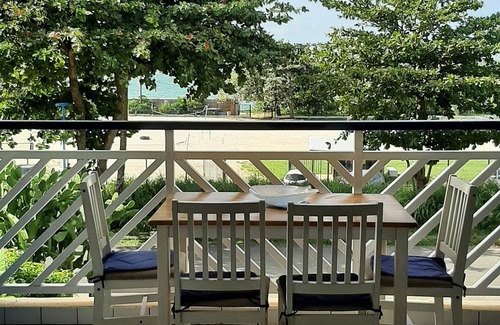 Grande-Terre Apartamento | Blue and coral apartment