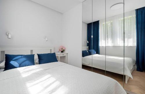 Baluty Apartamento | Blue and White Apartment in Łódź with Furnished Balcony by Noclegi Renters
