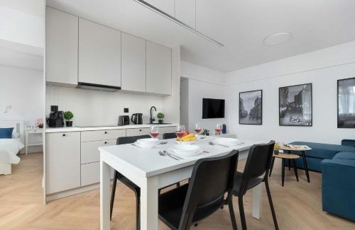 Baluty Apartamento | Blue and White Apartment in Łódź with Furnished Balcony by Noclegi Renters