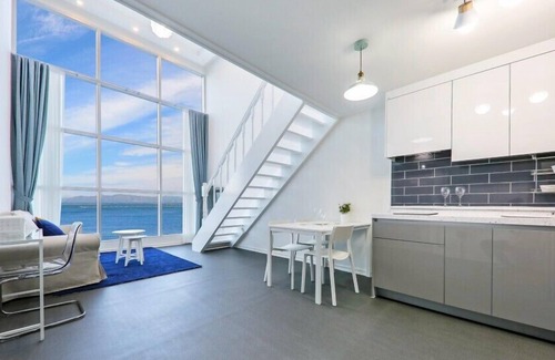 Geoje Apartamento | Blue and white pension