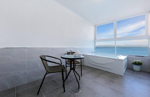 Geoje Apartamento | Blue and white pension