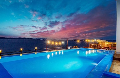 Geoje Apartamento | Blue and white pension