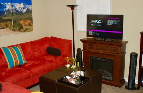 Southeast Apartamento | Blue Bear Den 3BR 2BA DTC Private Apt Hot Tub
